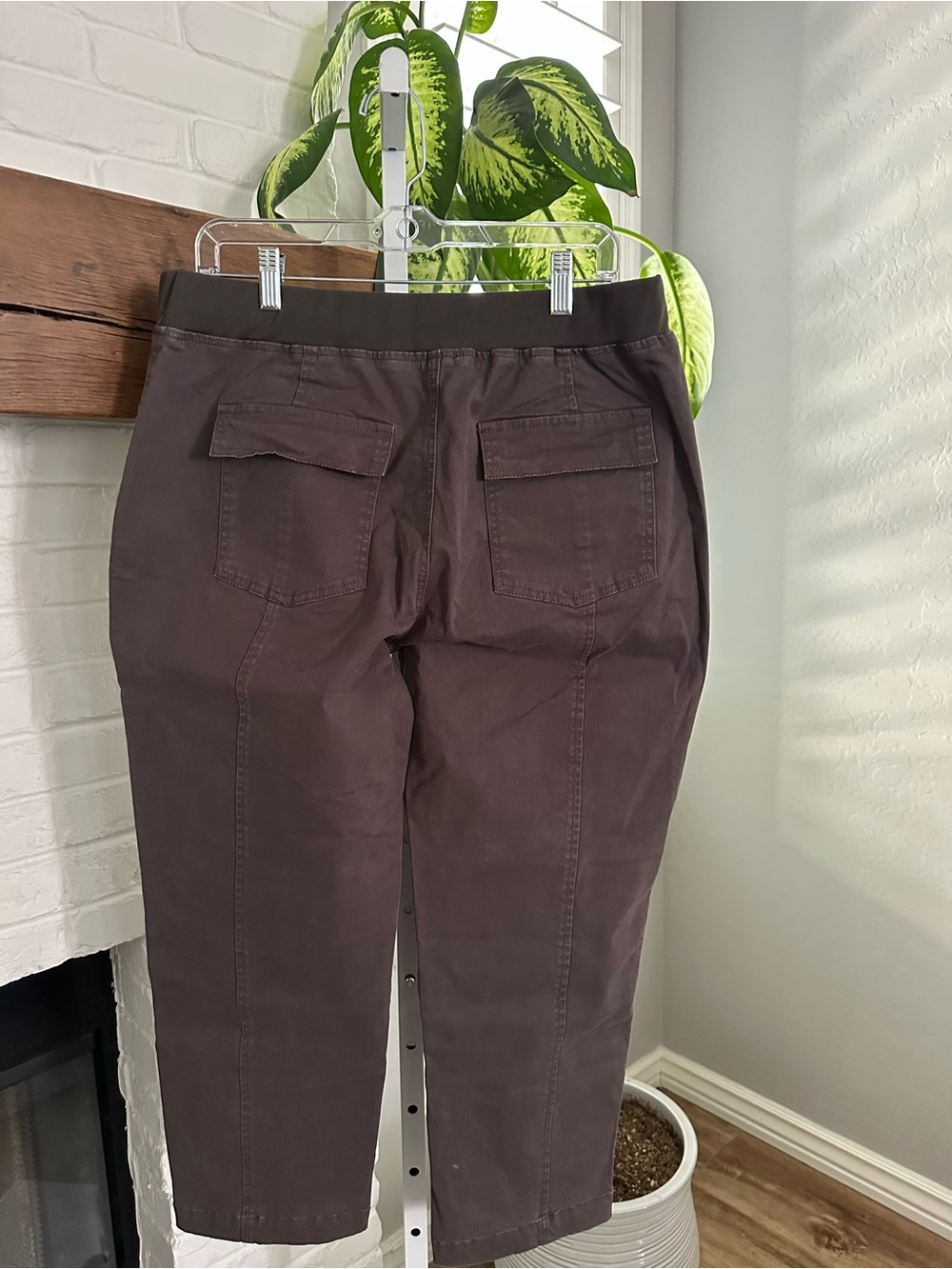 Casual Drawstring Ankle Pants in Olive - Picture 8 of 9